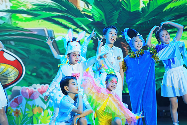 大渡口区钰鑫小学教共体表演节目《动物伙伴》。张源摄