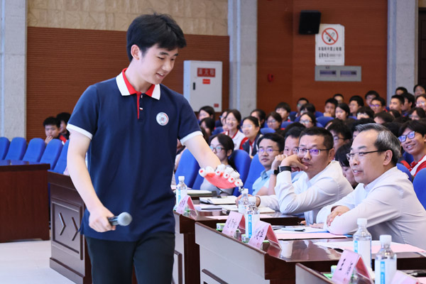 学生展示手势交互系统。学校供图