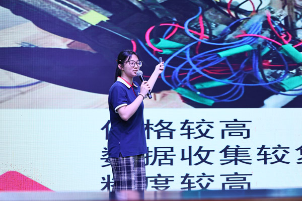 学生讲解设计理念。学校供图