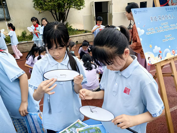 学生学习“双面绣”。袁杰摄