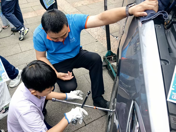 “汽车维修师”体验区。袁杰摄