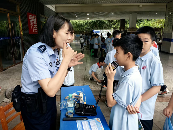 民警为学生讲解有效报警指示。袁杰摄