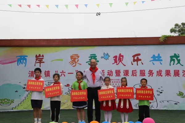 “添财励志奖学金”颁发仪式。 韩乙仨摄