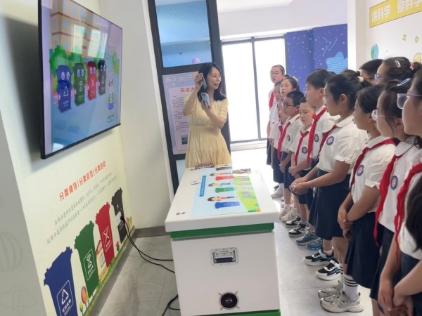 孩子們在認真聆聽志願者講授垃圾分類知識。曾德利攝