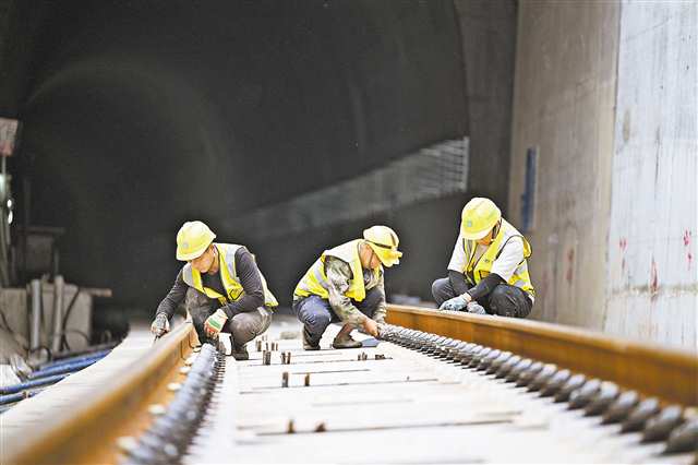 五月三十日，27號線璧山站至石橋鋪站完成鋪軌，建設者正在進行最后的軌道扣件安裝。記者 羅斌 攝\視覺重慶