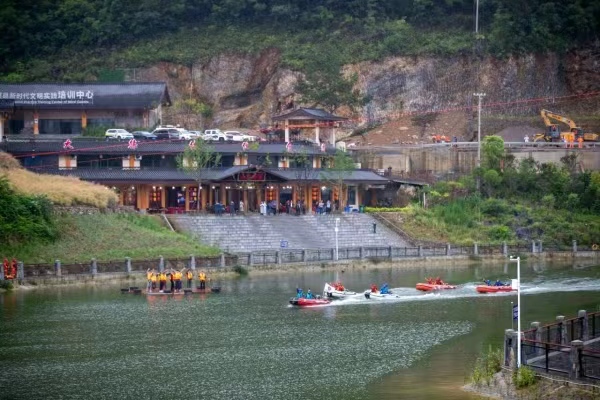 孤島救援場景中，5艘沖鋒舟迅速編隊出航開展救援。巫溪縣委宣傳部供圖
