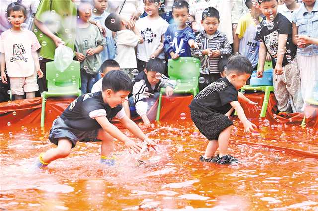 5月30日，黔江區菁華小學幼兒園的小朋友在參加土家娃捉魚游戲。