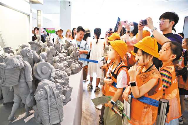 5月31日，四川美術學院美術館，小朋友在家長的陪同下參觀該院2026畢業作品展。通訊員 趙杰昌 攝/視覺重慶