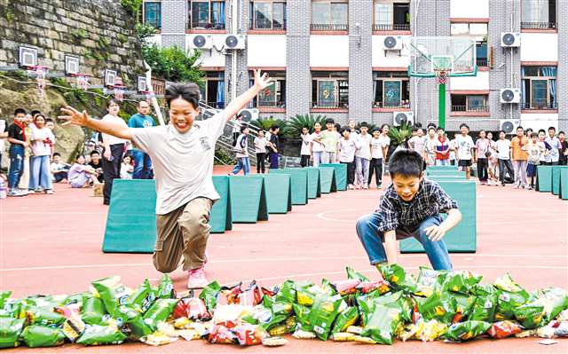 5月29日，重慶科學城走馬小學校，學生跑向零食放置區“搶”零食。首席記者 龍帆 攝/視覺重慶