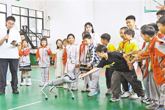 5月29日，酉陽縣酉州小學，孩子們與機器狗互動。特約攝影 邱洪斌/視覺重慶