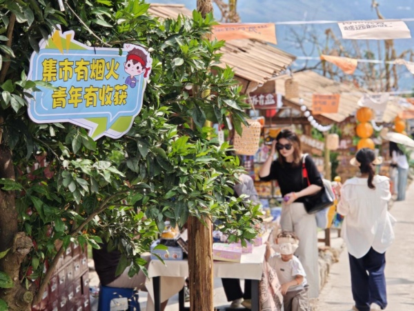 江上见·青年集市。雷腾摄