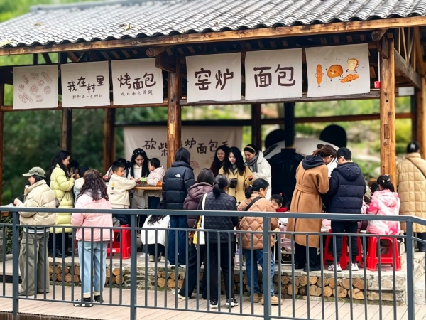 开在村里的面包房。雷腾摄
