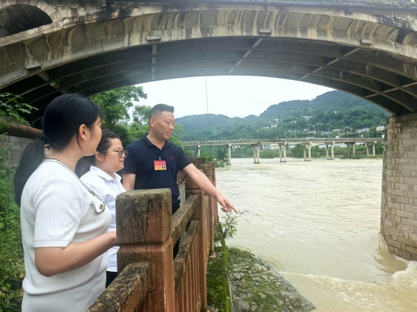 黔江區人大代表調研阿蓬江流域治理情況。受訪單位供圖