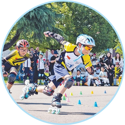 5月30日，江苏省宿迁市沭阳县少年儿童轮滑邀请赛，孩子们在比赛中。 丁华明摄