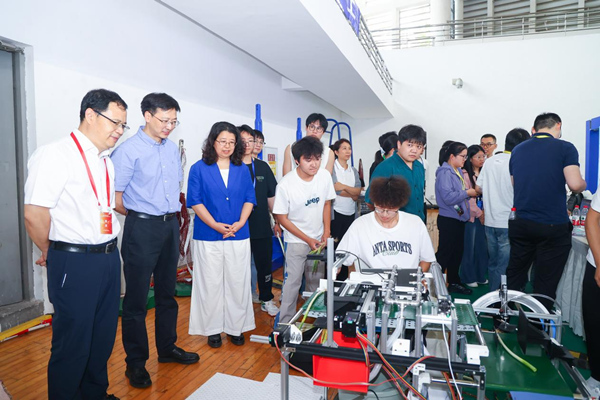 領導嘉賓觀摩學生作品。重慶理工大學供圖