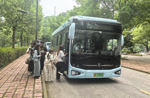校園“暖心專線”運行一年多 學生再沒“雨中長跑”