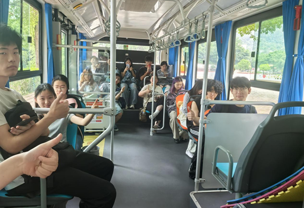 學生為“暖心專線”點贊。校方供圖