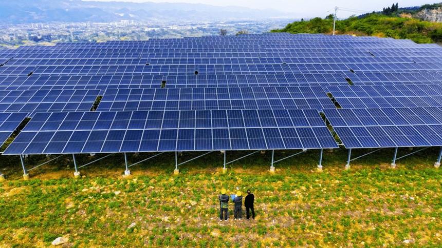 供電公司員工在墊江縣硯台鎮白雲村巡檢村民光伏設備。國網重慶電力供圖
