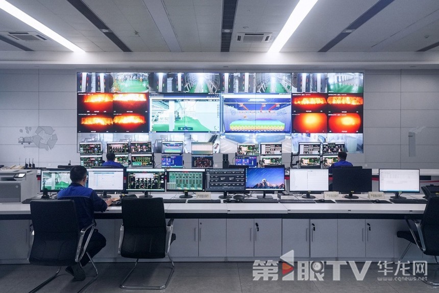 在重慶三峰御臨垃圾焚燒發電廠內，智能化控制系統實時監控垃圾焚燒狀態。第1眼TV-華龍網記者 李一鳴 攝
