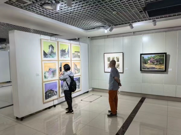 觀眾現場觀展。任峰攝