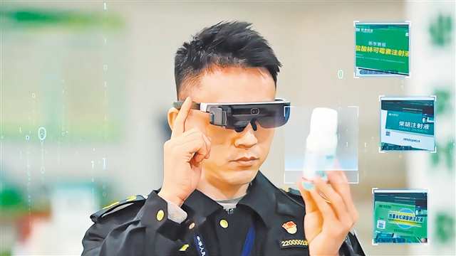执法队员戴上AI眼镜识别查看农药成分等相关情况。记者 赵伟平 摄\视觉重庆