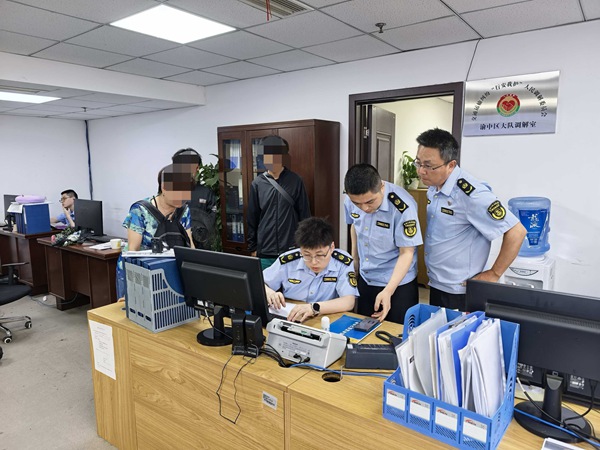 交通执法人员帮游客陈女士寻找丢失手机。田英摄