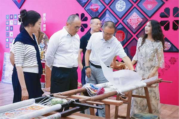 實地調研。平安人壽重慶分公司供圖