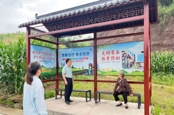 新投用的便民候车亭。袁玲娜摄