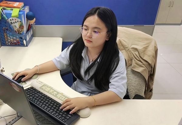 工作中的馮愛琳。中國移動重慶公司供圖