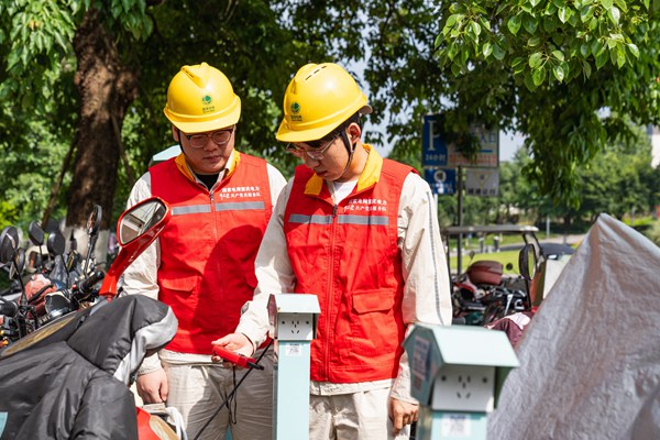 服務隊隊員檢查充電設施安全。國網重慶永川供電公司供圖
