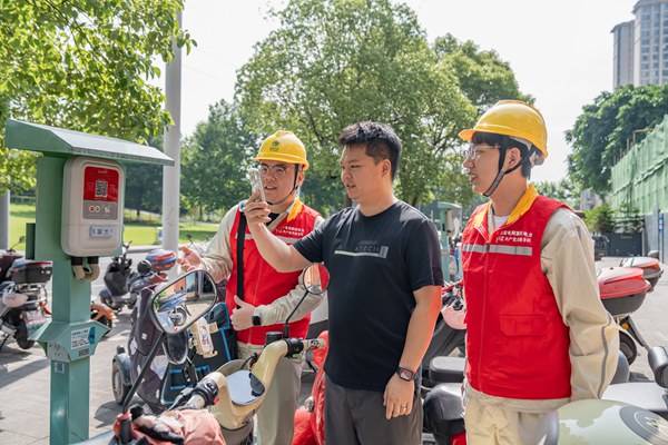 服務隊隊員向市民講解充電樁使用。國網重慶永川供電公司供圖