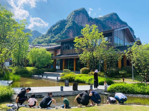 游客在度假區內游玩。重慶市江津區四面山管理委員會供圖