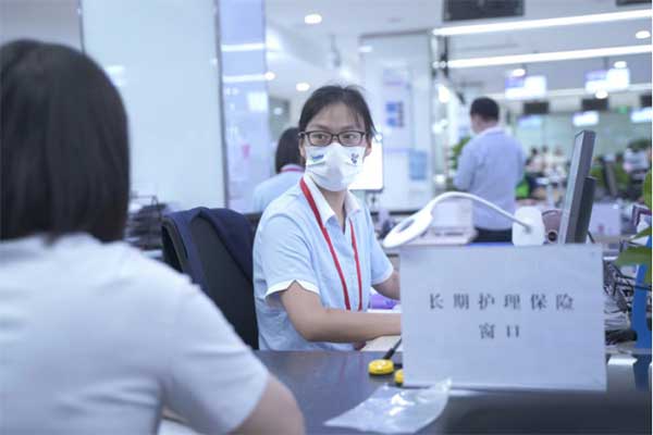 办理长期护理服务申请。中国人寿寿险重庆市分公司供图