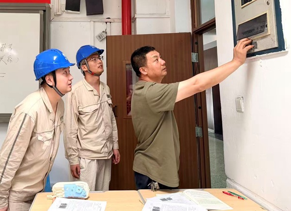 国网重庆市北供电公司员工在两江新区鲁能巴蜀开展高考保电专项巡检。钟雪摄