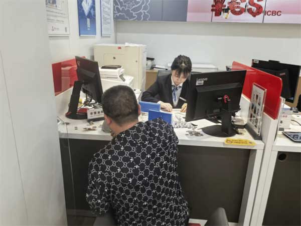 清点硬币。工行重庆市分行供图