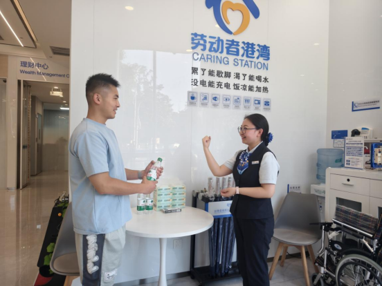 发放助考物资。建行重庆市分行供图
