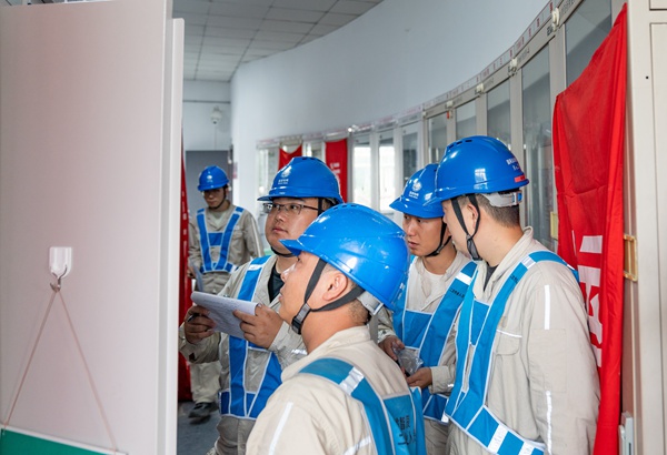 工作人員開展母差接入工作。國網重慶永川供電公司供圖