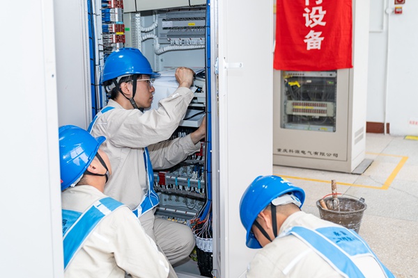 工作人員開展設備調試工作。國網重慶永川供電公司供圖