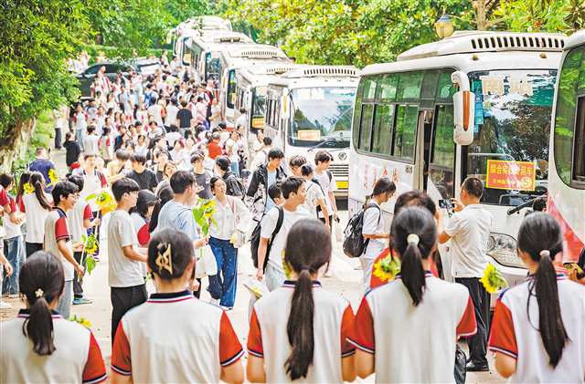 六月五日，万州区新田中学，考生踏上“梦想班车”。通讯员 付作侨 摄\视觉重庆