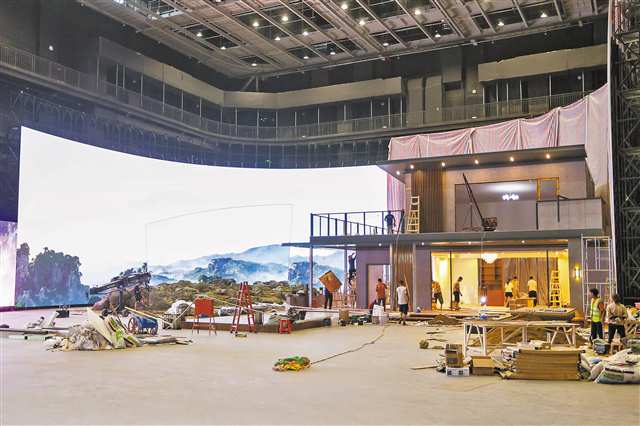 六月五日，永川科技片場·精品短劇基地，工作人員在搭建場地。記者 尹詩語 攝\視覺重慶