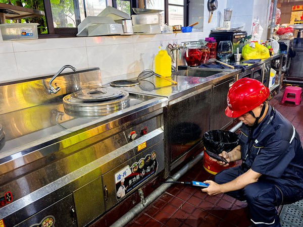 在二十九中检查学校食堂燃气管道。重庆燃气集团供图