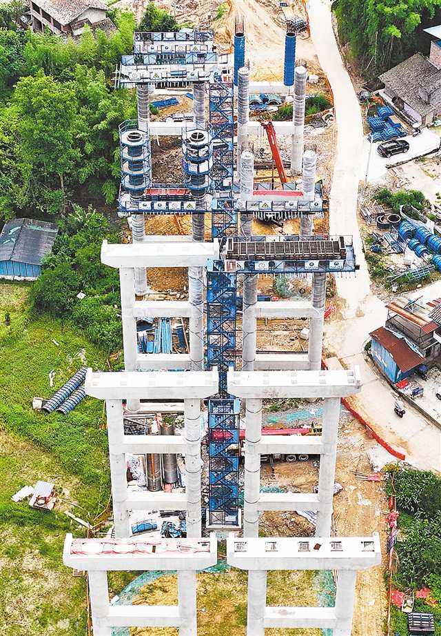 圖為開萬梁高速花院子大橋施工現場。