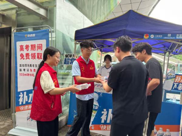 高考志願服務活動現場。中建橋梁供圖