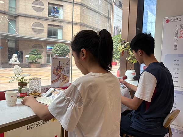 考生在“爱心助考驿站”休息。中信银行重庆分行供图