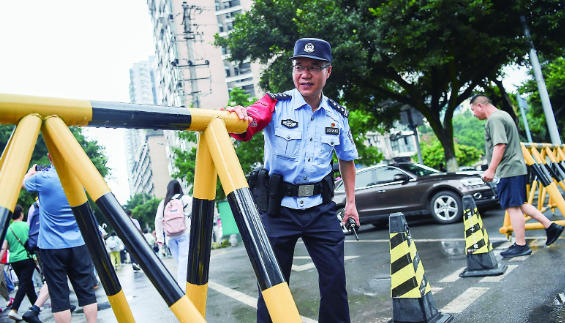 南岸区公安民警反复检查考点外防冲撞设施