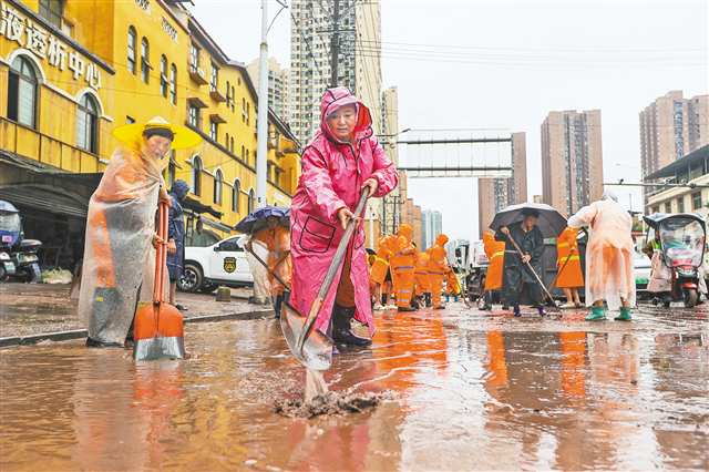 6月7日，合川區高新農業產業大道，道路已經恢復通暢，各方隊伍正合力排水清淤。記者 尹詩語 攝/視覺重慶