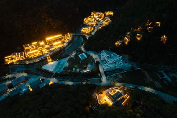河魚鄉兩扇門度假區夜景。河魚鄉供圖
