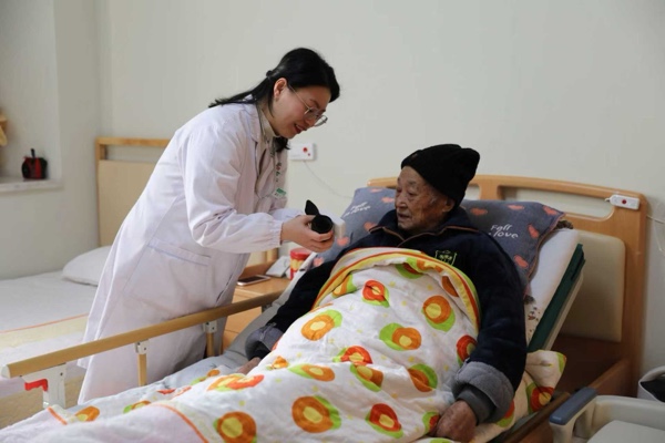 长寿湖镇推行的医养结合服务。受访单位供图