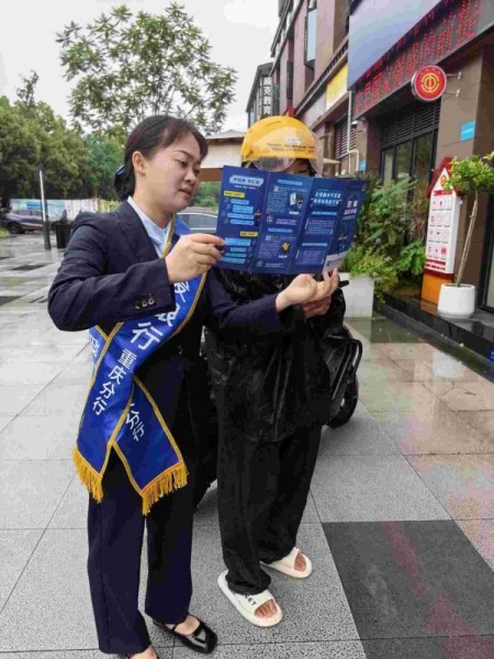 将金融知识送到群众身边。浦发银行重庆分行供图