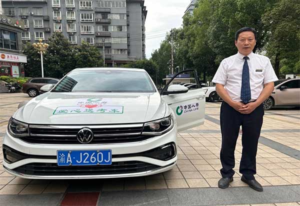 中国人寿寿险重庆市大足区支公司爱心送考车。中国人寿寿险重庆市分公司供图
